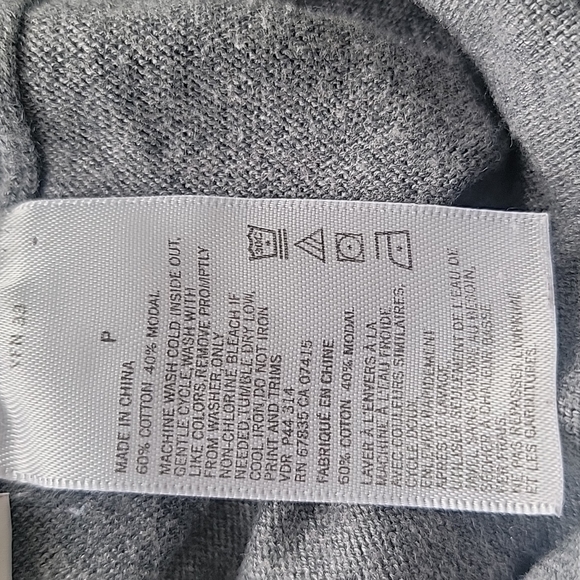 Men's Nautica Luxury Performance V-Neck Sweater.  Size small. - Picture 5 of 5